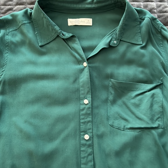 Green shirt, can be dressed up & down! - Picture 3 of 3